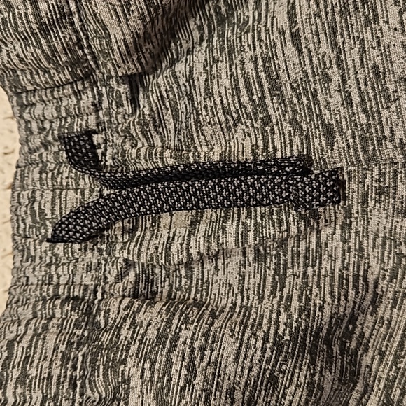 Under Armour Girls sweatpants. Sz YMD (10/12) - Picture 6 of 7